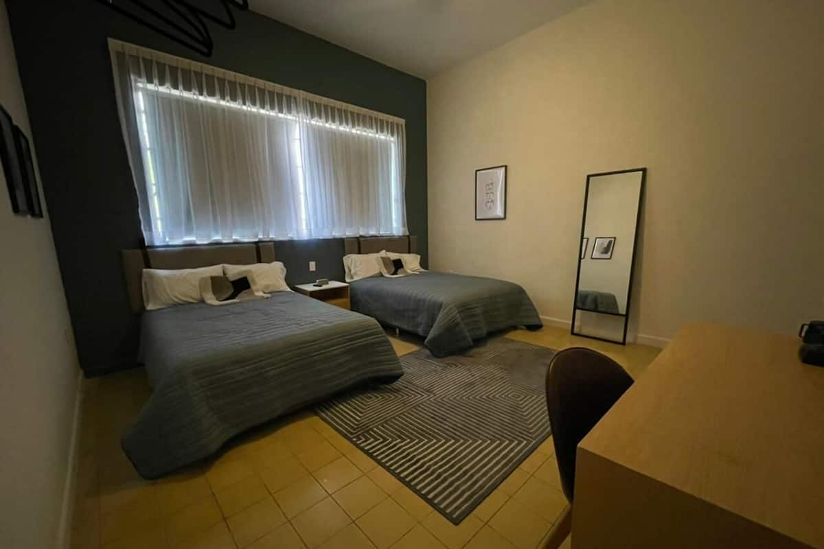 Economy-værelse til 4 personer (Almera 1) | Mørklægningsgardiner, strygejern/strygebræt, gratis Wi-Fi, sengetøj
