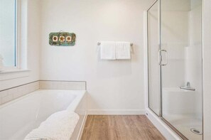 Badewanne, Haartrockner, Handtücher