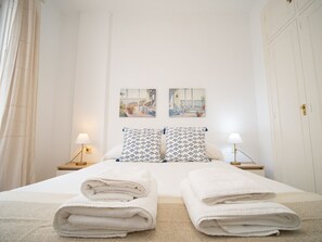 3 habitaciones, tabla de planchar con plancha, internet y ropa de cama 