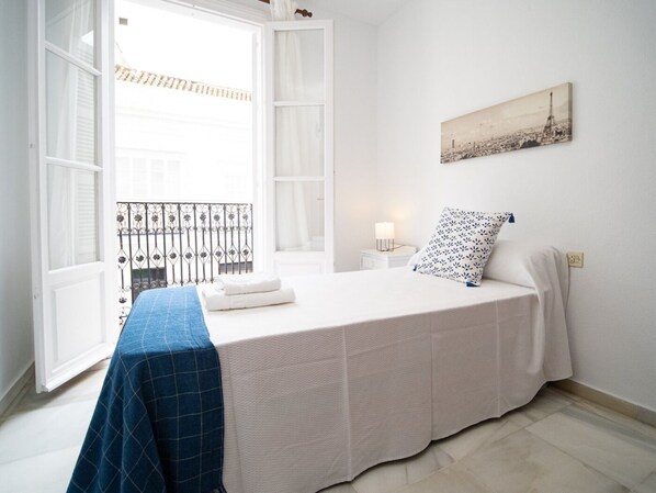 3 bedrooms, iron/ironing board, Internet, bed sheets