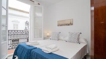 3 bedrooms, iron/ironing board, internet, bed sheets