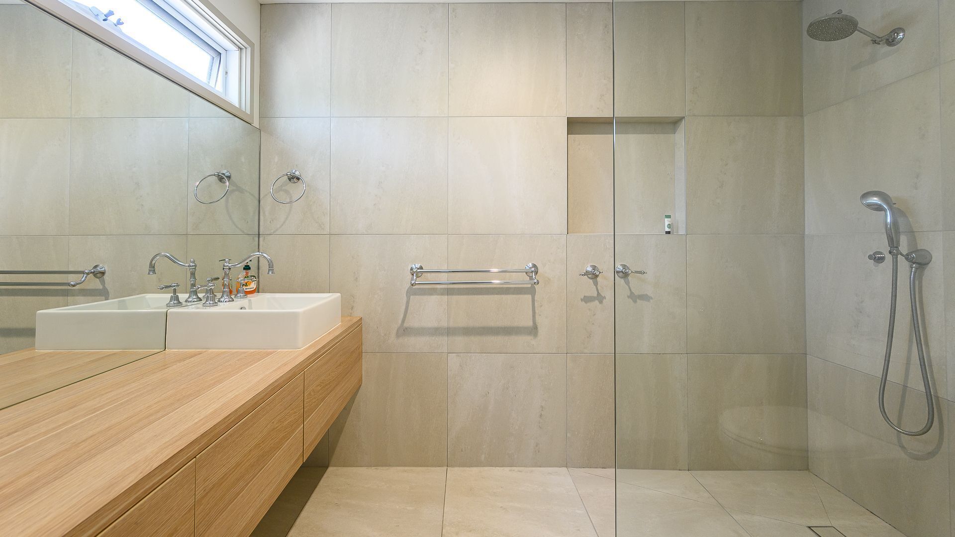 Combined shower/bathtub