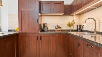 Kühlschrank, Mikrowelle, Herdplatte, Geschirrspüler