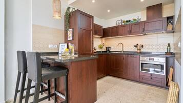 Fridge, microwave, stovetop, dishwasher