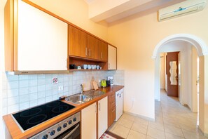 Fridge, oven, stovetop, coffee/tea maker