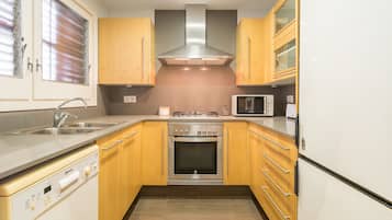 Réfrigérateur, four à micro-ondes, un four, surface de cuisson