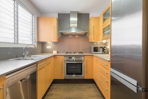 Een koelkast, een magnetron, een oven, een kookplaat