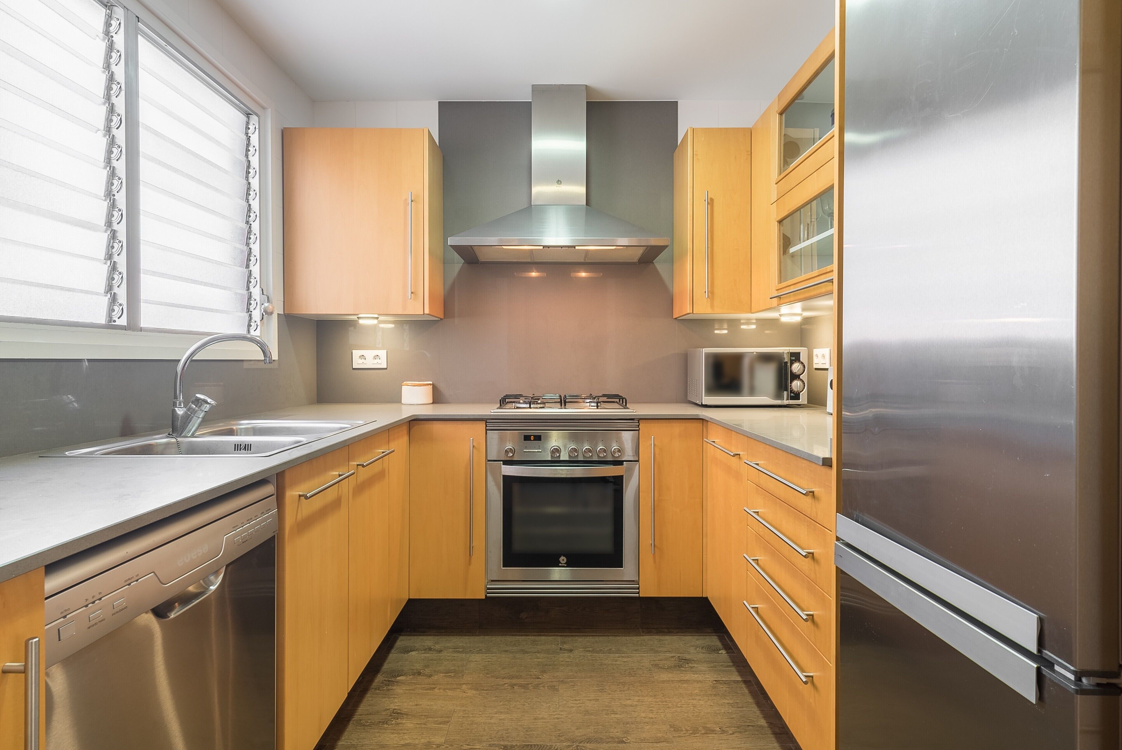 Kylskåp, mikrovågsugn, ugn och spishäll