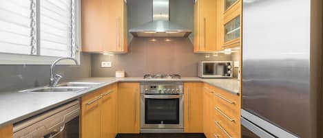 Kylskåp, mikrovågsugn, ugn och spishäll