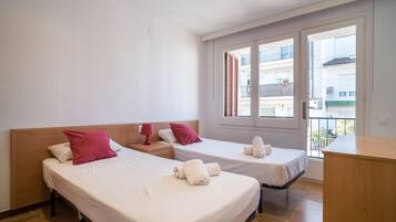 3 slaapkamers, een strijkplank/strijkijzer, gratis wifi, beddengoed