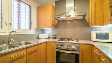 Fridge, microwave, oven, stovetop