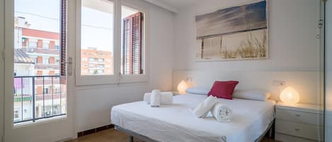 3 slaapkamers, een strijkplank/strijkijzer, gratis wifi, beddengoed