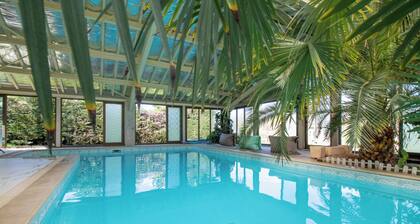 Spacious holiday home with indoor pool, jacuzzi and sauna in Cherveix-Cubas