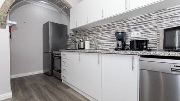 Een koelkast, een microgolfoven, een oven, een kookplaat