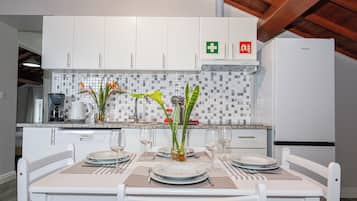 Geladeira, micro-ondas, cooktop, lava-louças