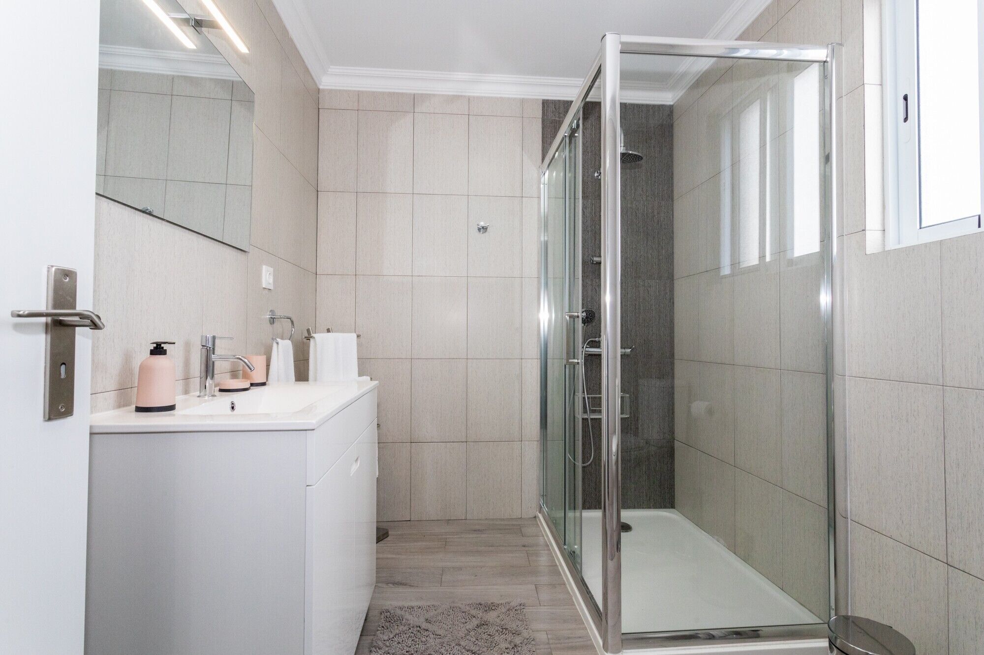 Dusche, Haartrockner, Handtücher