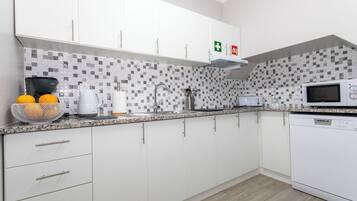 Fridge, microwave, stovetop, dishwasher