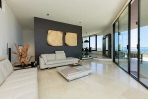 TV, stereo - Villa 'Infinity Barcelona' with Sea View, Wi-Fi and Air Conditioning (Alella)