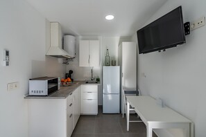 Geladeira, micro-ondas, cooktop, cafeteira/chaleira