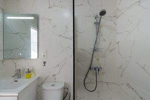 Chuveiro, secador de cabelo, toalhas de banho 