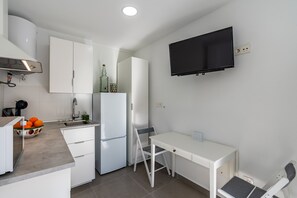 Geladeira, micro-ondas, cooktop, cafeteira/chaleira