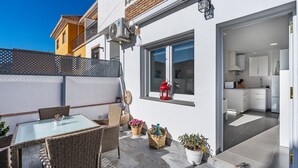 A modern apartment with a balcony, a dining area, and a kitchen. - Loft A'ca La Puri en Melegís with Private Terrace, Wi-Fi, and Air Conditioning (Melegís El Valle)