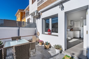 Un appartement moderne doté d’un balcon, d’un coin repas et d’une cuisine.
