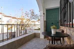 Outdoor dining - Holiday Home "Almijarahouse" with Shared Pool & Wi-Fi (Nerja)