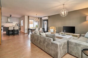 TV, streaming services - Holiday Home "Almijarahouse" with Shared Pool & Wi-Fi (Nerja)