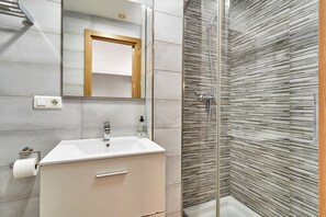 Bathtub, hair dryer, towels - Holiday Home "Almijarahouse" with Shared Pool & Wi-Fi (Nerja)