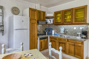 Køleskab, mikrobølgeovn, kogeplade, kaffe-/temaskine