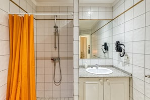 Douche, sĂšche-cheveux, serviettes fournies