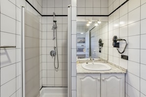 Dusche, kostenlose Toilettenartikel, Haartrockner, Handtücher