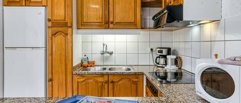 Kühlschrank, Mikrowelle, Herdplatte, Wasserkocher mit Kaffee-/Teezubehör