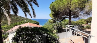 Apartment 'Villa Mirella Trilocale' with Private Terrace, Balcony and Wi-Fi