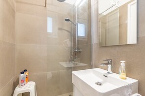 Douche, sèche-cheveux, serviettes fournies
