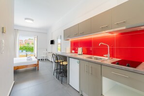 Kühlschrank, Ofen, Herdplatte, Wasserkocher mit Kaffee-/Teezubehör