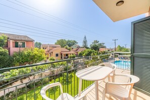 Outdoor dining - Apartment 'Katerina Pool Apartment No2' with Mountain View, Wi-Fi and Air Conditioning (Corfu)