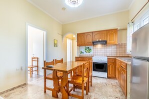 Fridge, oven, stovetop, coffee/tea maker