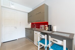 Fridge, oven, stovetop, coffee/tea maker