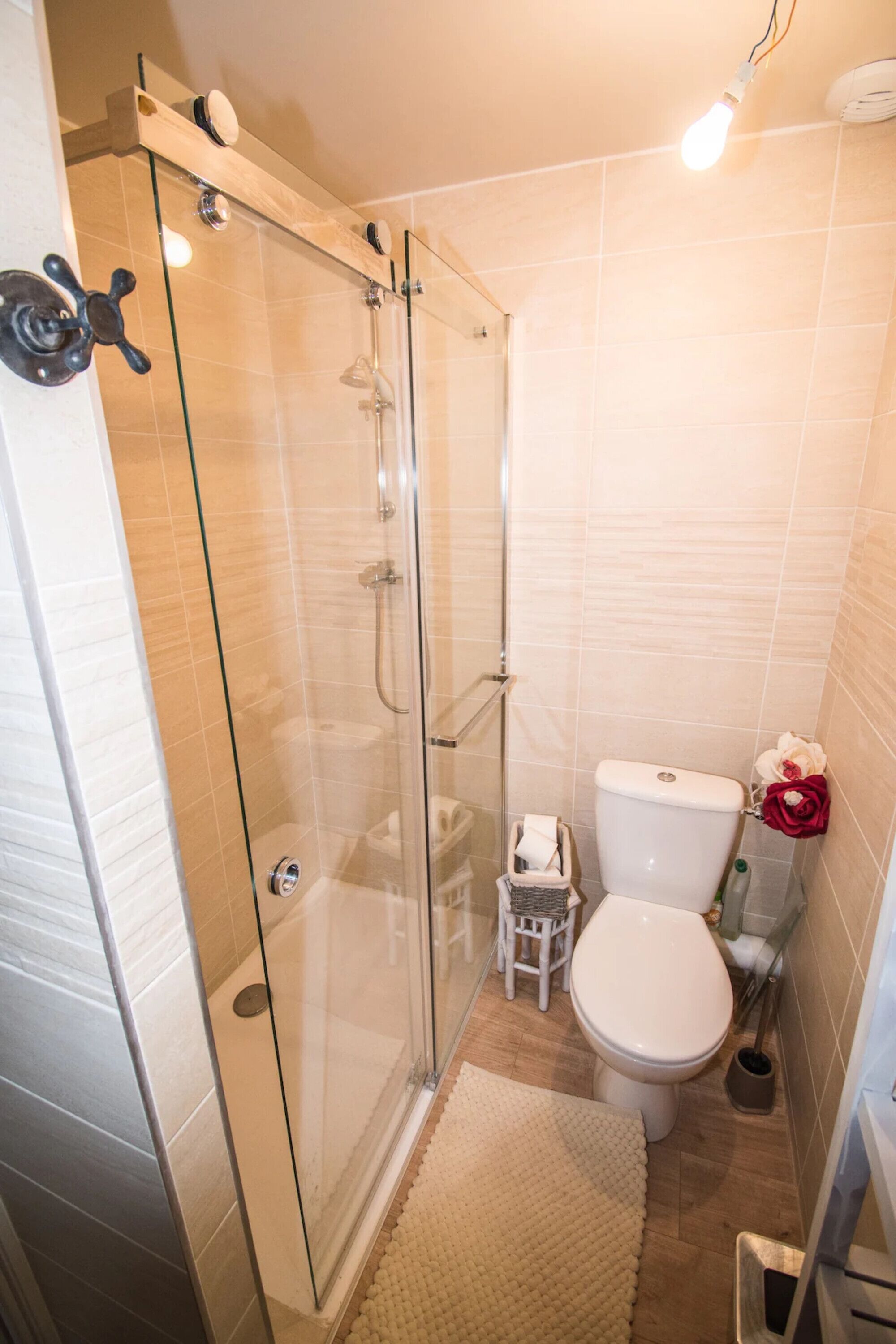 Een douche, een haardroger, handdoeken