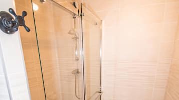 Een douche, een haardroger, handdoeken