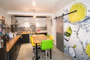 Fridge, microwave, oven, stovetop - Villa 'Les Dames Du Pont' with Private Terrace and Wi-Fi (Pontgibaud)