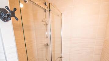 Ducha, secador de pelo, toallas