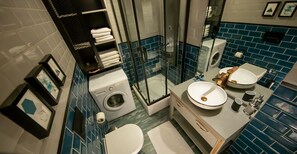Dúplex Deluxe | Baño | Ducha, cabezal de ducha con hidromasaje, secador de pelo y zapatillas