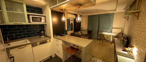 Dúplex familiar | Área de sala de estar | Televisión LED de 32 pulgadas con canales por cable y televisión