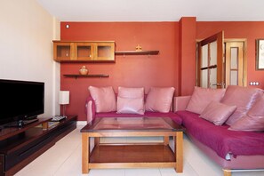 Una televisión, servicios de streaming, un reproductor estéreo