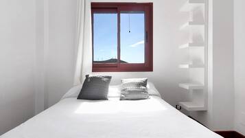 3 makuuhuonetta, silitysrauta/-lauta, ilmainen Wi-Fi, vuodevaatteet