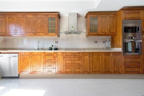 Fridge, microwave, oven, stovetop - Vacation Home 'Chalet Vacacional El Agujero' with Sea View, Private Pool and Wi-Fi (Gáldar)