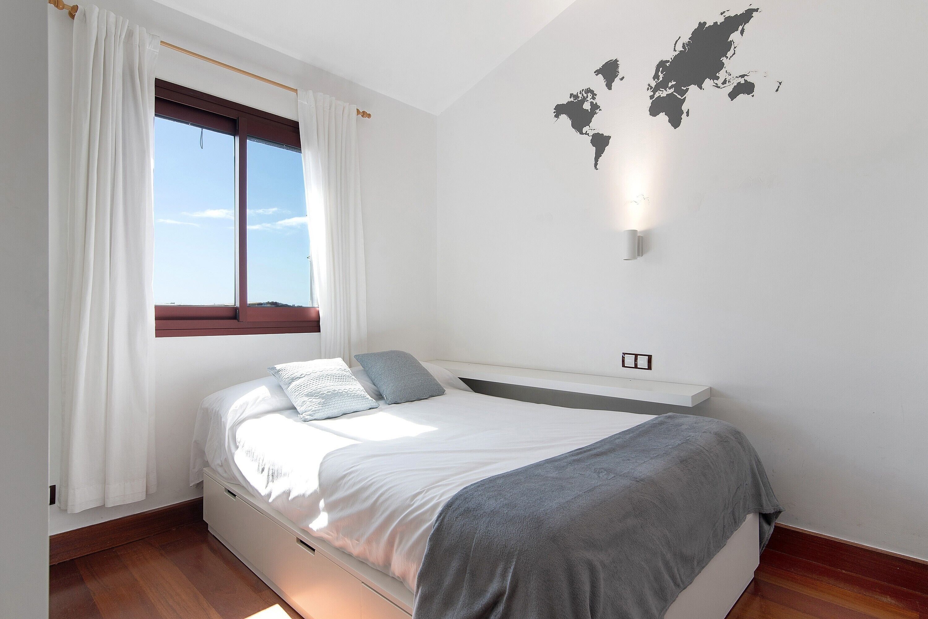 3 bedrooms, iron/ironing board, free WiFi, bed sheets